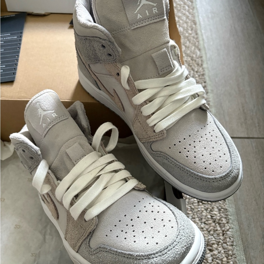 WMNS AIR JORDAN 1 MID SE 6. New W/tag - Picture 5 of 8